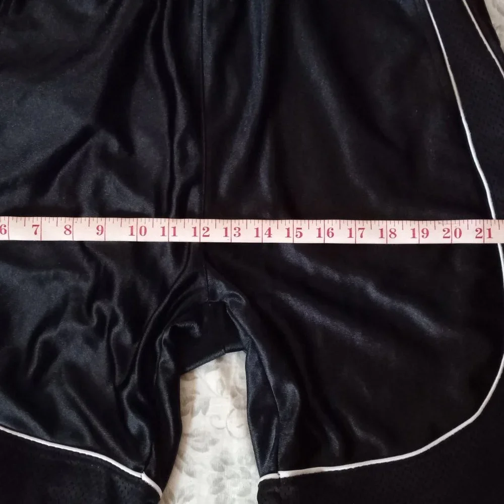 Black shorts. - Picture 5 of 8